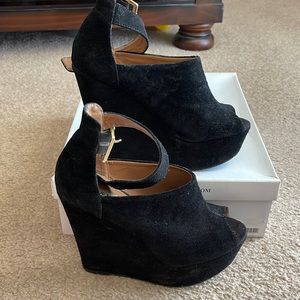 Black wedges